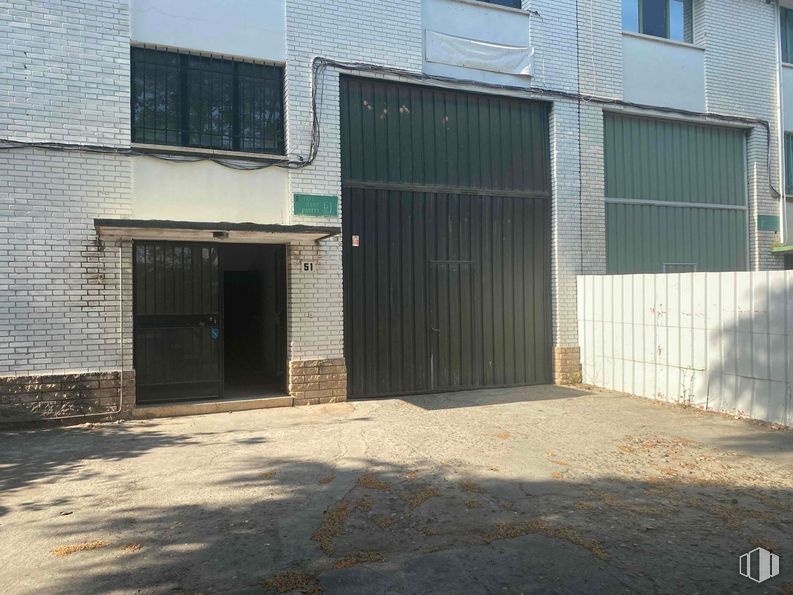 Nave en alquiler en Zona industrial, San Fernando de Henares, Madrid, 28830 con ventana, superficie de la carretera, madera, edificio, asfalto, sombra, accesorio, albañilería, ladrillo y material compuesto alrededor