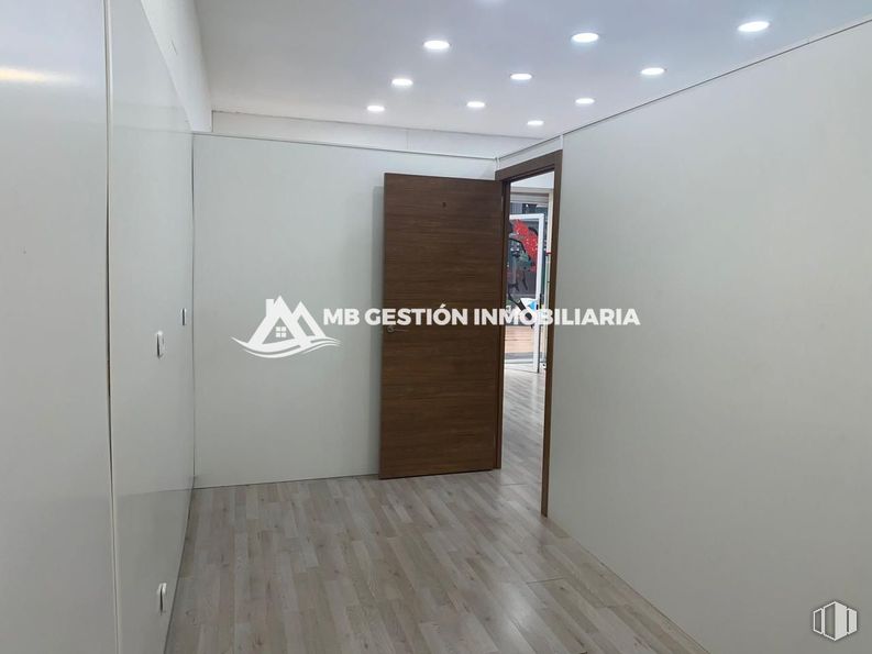 Local en alquiler y venta en Calle Portugal, Fuenlabrada, Madrid, 28942 con puerta, edificio, accesorio, suelo, madera, suelos, exterior del automóvil, hall, techo y vidrio alrededor