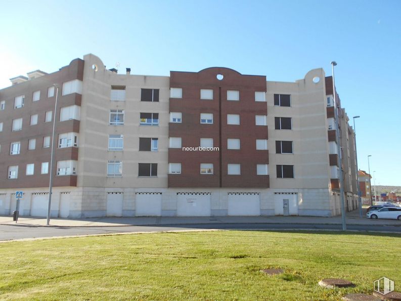 Local en venta en Avenida Derechos Humanos, Ávila, 05003 con edificio, cielo, ventana, bloque de torre, accesorio, diseño urbano, terreno, condominio, hierba y casa alrededor