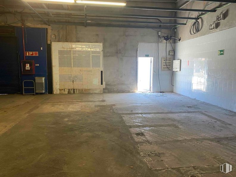 Industrial for rent at Zona comercial, Coslada, Madrid, 28820 with door, fixture, floor, flooring, hall, building, ceiling, gas, composite material and concrete around