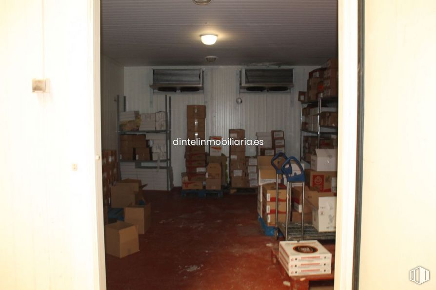 Industrial for sale at Polígono Vicolozano, Ávila, 05194 with box, packaged goods, wood, door, fixture, interior design, floor, flooring, picture frame and hardwood around