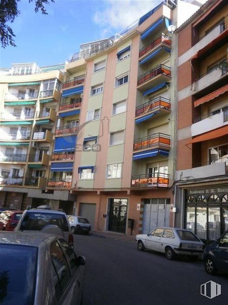 Retail for sale & for rent at Barrio Los Tiradores, Cuenca, 16001 with car, building, window, wheel, property, tire, vehicle, sky, infrastructure and cloud around