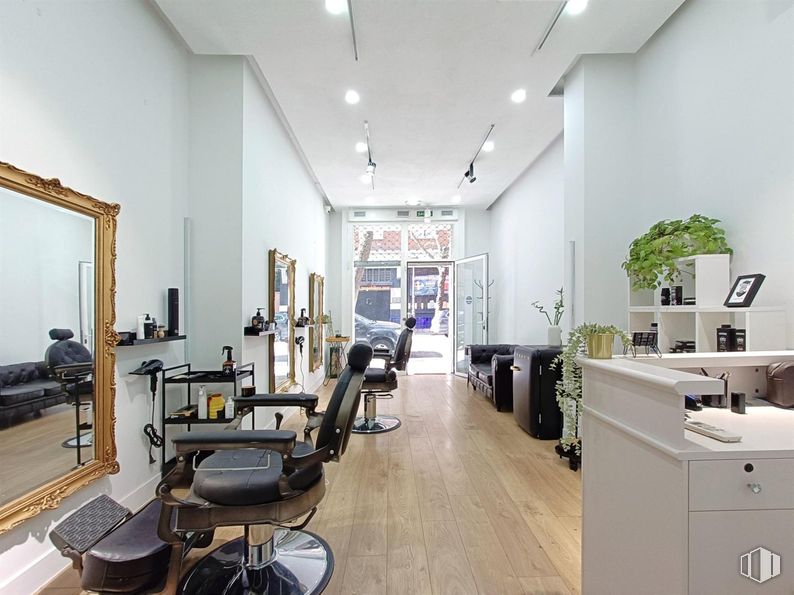 Retail for rent at Calle Blasco de Garay, Chamberí, Madrid, 28015 with houseplant, cabinetry, desk, flooring, furniture, chair, beauty salon, barber chair, armrest and office chair around