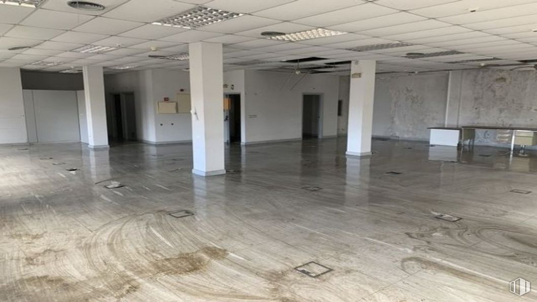 Oficina en venta en Plaza Catedral, 4, Ávila, 05001 con mueble, propiedad, accesorio, hall, material de construcción, madera, suelo, suelos, material compuesto y propiedad material alrededor