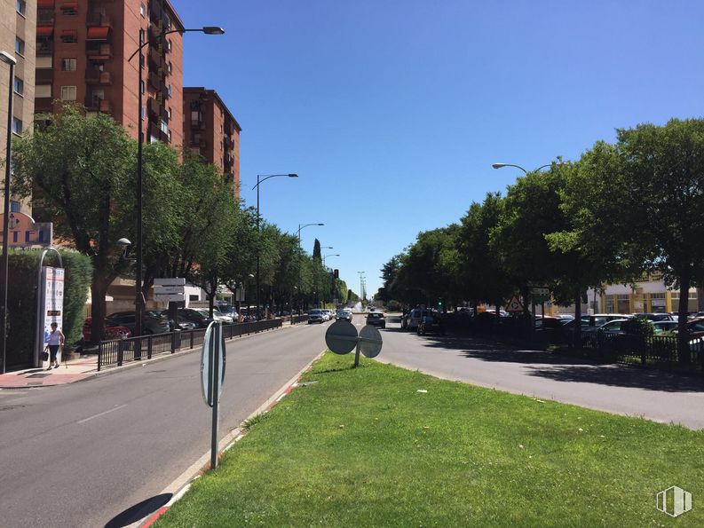 Retail for sale at Avenida Madrid, 2, Talavera de la Reina, Toledo, 45600 with building, sky, plant, street light, infrastructure, tree, road surface, lighting, asphalt and urban design around