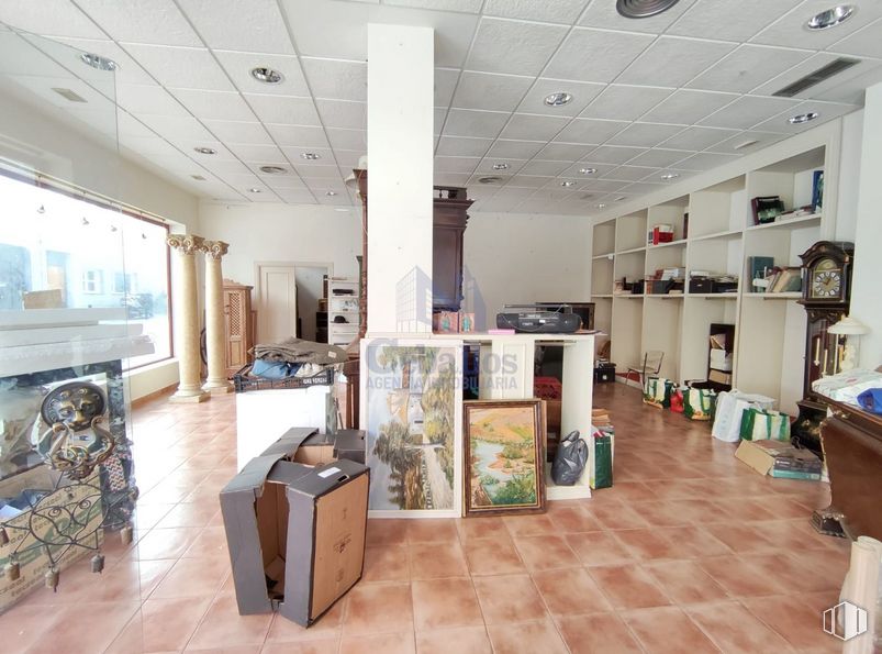 Retail for rent at Calle Barrionuevo, Guadalajara, 19001 with wood, floor, flooring, living room, hardwood, ceiling, cabinetry, hall, drawer and picture frame around