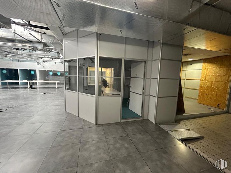 Local en venta en Calle Londres, Salamanca, Madrid, 28028 con accesorio, suelo, suelos, vidrio, material compuesto, diseño automovilístico, techo, espacio, metal y edificio comercial alrededor