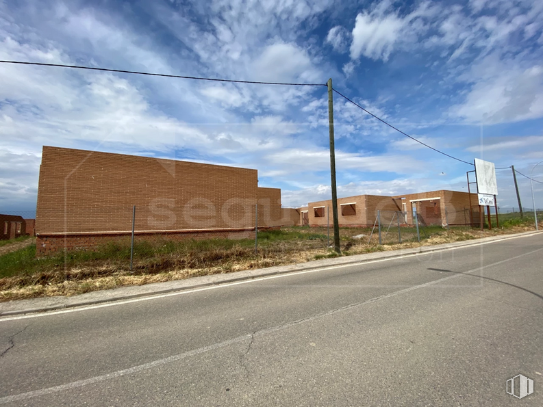 Land for sale at Zona Centro, Novés, Toledo, 45519 with house, cloud, sky, building, street light, road surface, asphalt, land lot, plant and overhead power line around