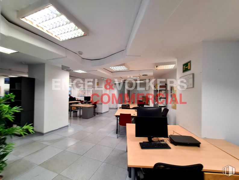 Nave en alquiler y venta en Calle Conde de Vilches, Salamanca, Madrid, 28028 con ventana, mesa, planta de interior, edificio, planta, mueble, silla, diseño de interiores, suelo y piso alrededor