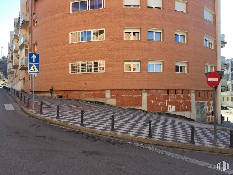 Retail for sale at Calle Fausto Culebras, Cuenca, 16004 with building, window, asphalt, road surface, urban design, plant, brick, brickwork, condominium and sidewalk around