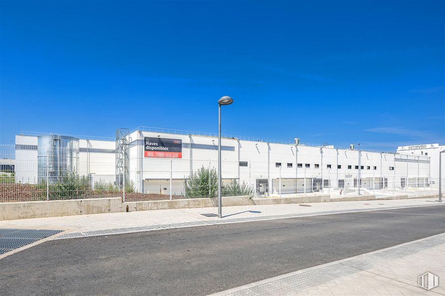 Industrial for rent at Calle San Dalmacio, Villaverde, Madrid, 28021 with building, sky, plant, street light, window, urban design, asphalt, road surface, gas and facade around