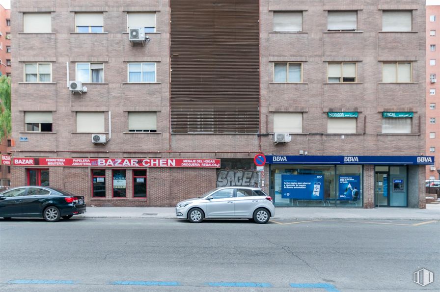 Retail for rent at Calle Sangenjo, 16, Fuencarral - El Pardo, Madrid, 28034 with car, building, window, facade, automotive parking light, automotive lighting, commercial building, metropolitan area, apartment and mixed-use around