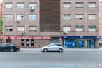 Retail for rent at Calle Sangenjo, 16, Fuencarral - El Pardo, Madrid, 28034 with car, building, window, facade, automotive parking light, automotive lighting, commercial building, metropolitan area, apartment and mixed-use around