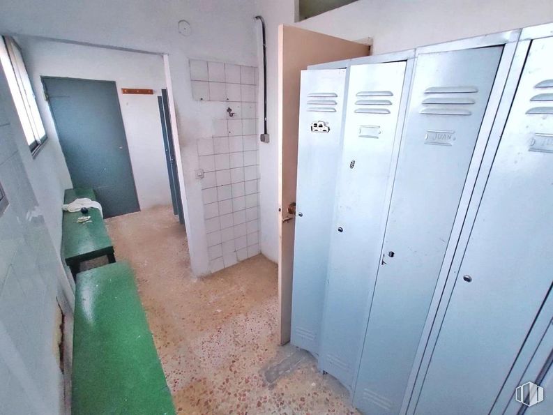 Industrial for sale at Polígono industrial, Arganda del Rey, Madrid, 28500 with wardrobe, cupboard, door, flooring, floor, locker, changing room, cleanliness and aluminium around