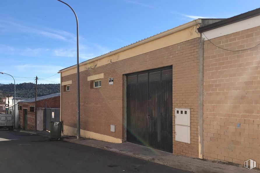 Industrial for sale at Calle Alfareros, 11, San Martín de Valdeiglesias, Madrid, 28680 with door, sky, street light, brick, cloud, wood, residential area, window, facade and landscape around