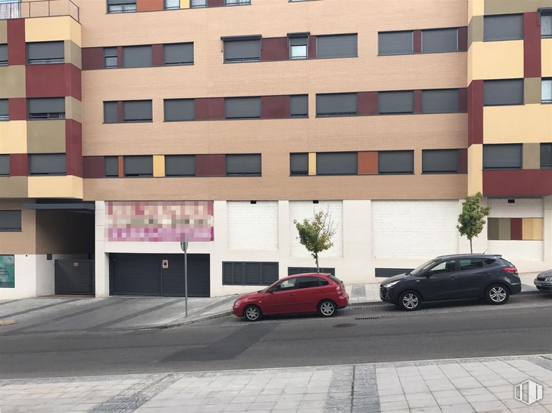 Local en alquiler y venta en Calle León Felipe, Arganda del Rey, Madrid, 28500 con coche, edificio, luz de estacionamiento, vehículo terrestre, neumático, rueda, ventana, vehículo, iluminación del automóvil y exterior del automóvil alrededor