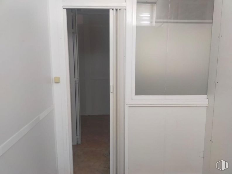 Industrial for sale at Polígono Torrehierro, Talavera de la Reina, Toledo, 45614 with wardrobe, fixture, handle, door, wood, floor, flooring, hardwood, home door and aluminium around