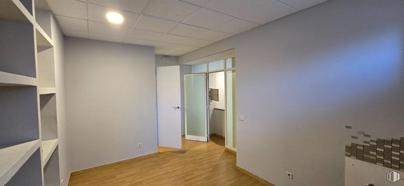 Retail for sale at Puente de Vallecas - Portazgo, Puente de Vallecas, Madrid, 28038 with door, bookcase, flooring, wall, floor, wood, ceiling, interior design, lighting and room around