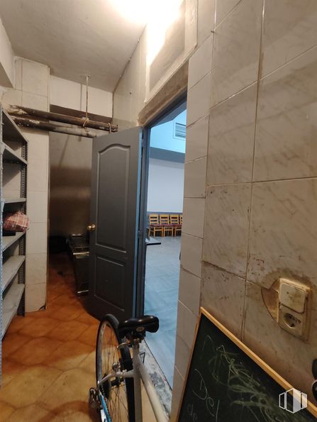 Local en venta en Calle Delicias, Arganzuela, Madrid, 28045 con neumático, puerta, rueda, bicicleta, rueda de bicicleta, edificio, madera, casa, suelos y suelo alrededor