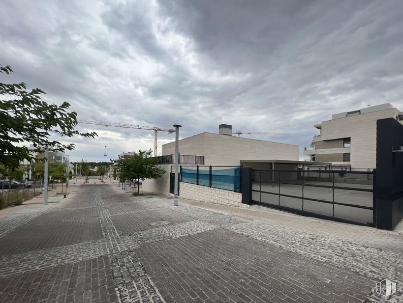 Local en alquiler y venta en Zona Tempranales, San Sebastián de los Reyes, Madrid, 28700 con edificio, nube, cielo, superficie de la carretera, asfalto, diseño urbano, árbol, zona residencial, carretera y ciudad alrededor