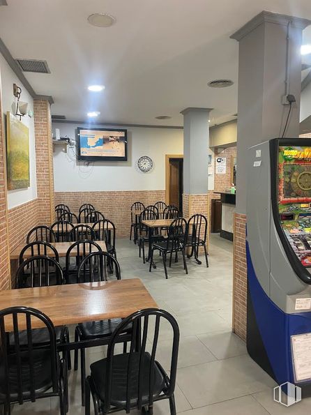 Local en venta en Calle José Antonio de Armona, 10, Arganzuela, Madrid, 28012 con silla, mesa de cocina y comedor, marco, mueble, mesa, interiorismo, televisión, videojuego arcade cabinet, suelos y madera dura alrededor