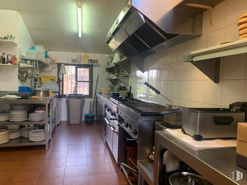 Retail for sale at Calles Azas, 29, Patones, Madrid, 28189 with kitchen appliance, home appliance, furniture, cabinetry, countertop, kitchen stove, kitchen, gas stove, floor and flooring around