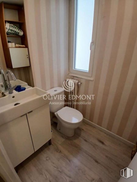 Oficina en alquiler en Zona Princesa, Moncloa - Aravaca, Madrid, 28008 con inodoro, ventana, mueble de baño, fregadero, ebanistería, accesorios de fontanería, grifo, lavabo, asiento del inodoro y espejo alrededor