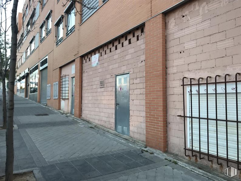 Local en alquiler y venta en Calle Marbella, Arroyomolinos, Madrid, 28939 con puerta, ventana, edificio, madera, albañilería, ladrillo, superficie de la carretera, pared, árbol y fachada alrededor