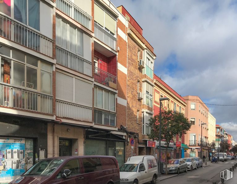 Retail for sale at Avenida Monte Igueldo, 80, Puente de Vallecas, Madrid, 28053 with van, car, window, building, tire, wheel, land vehicle, cloud, vehicle and automotive parking light around