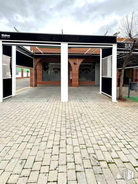 Retail for rent at Zona Nueva España, Villanueva de la Torre, Guadalajara, 19209 with cloud, property, sky, road surface, fixture, brick, wall, tree, composite material and flooring around