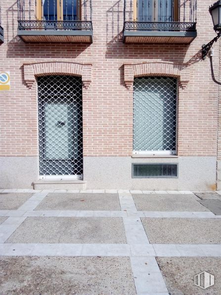 Local en alquiler y venta en Calle Constitución, 83, Navalcarnero, Madrid, 28600 con ventana, puerta, propiedad, edificio, accesorio, madera, superficie de la carretera, arquitectura, ladrillo y albañilería alrededor