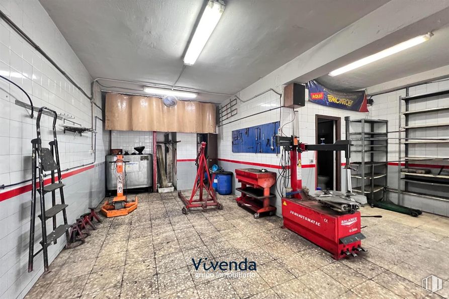 Local en venta en Zona Azorín, Móstoles, Madrid, 28935 con alumbrado, escalera, lámpara, edificio, suelos, suelo, gas, ingeniería, máquina y servicio alrededor