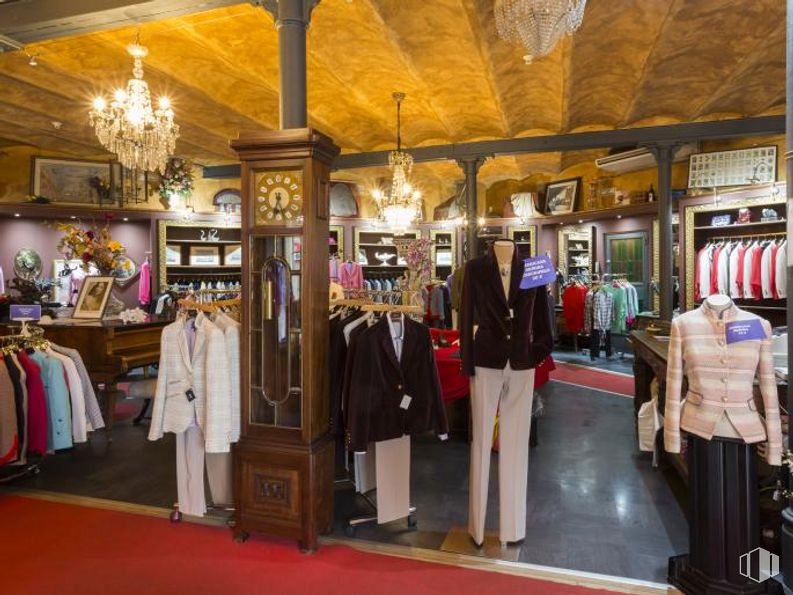 Local en venta en Ronda Segovia, Arganzuela, Madrid, 28005 con candelabro, pantalones, ropa de calle, persona, lámpara, diseño de interiores, maletas y bolsos, traje, suelo y ropa formal alrededor