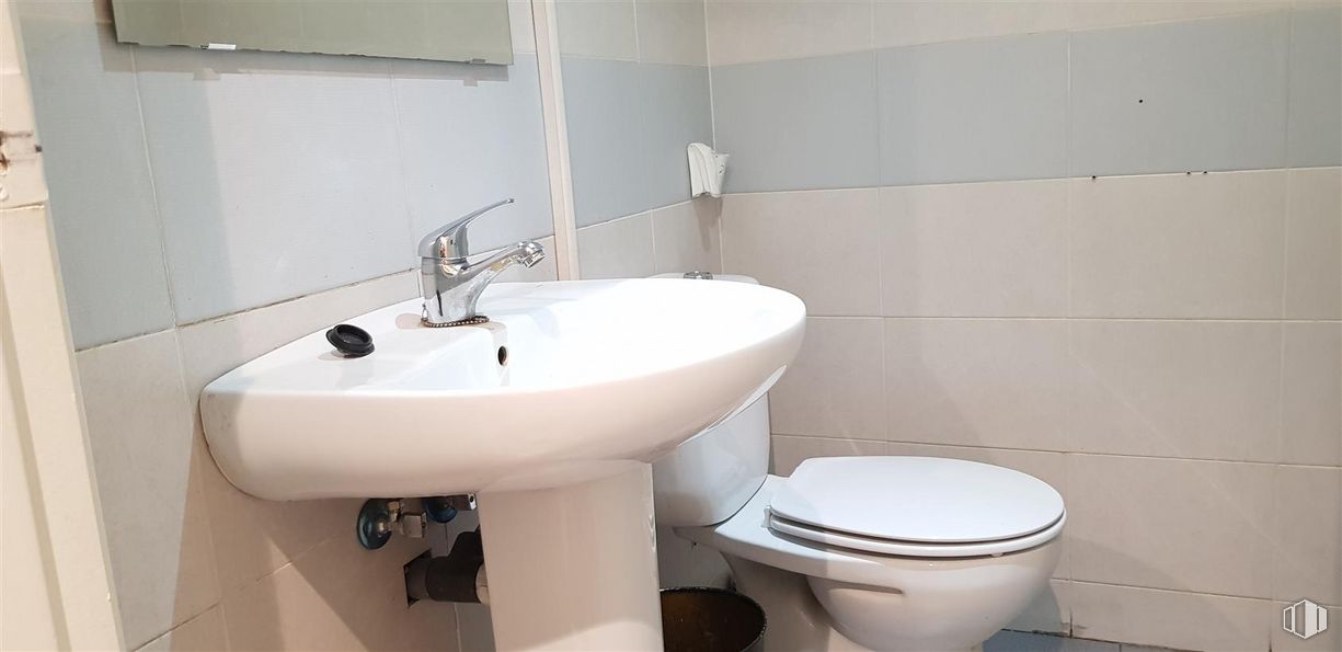 Local en alquiler en Polígono Európolis, Las Rozas de Madrid, Madrid, 28230 con grifo, inodoro, fregadero, marrón, propiedad, accesorios de fontanería, lavabo, cuarto de baño, negro y morado alrededor