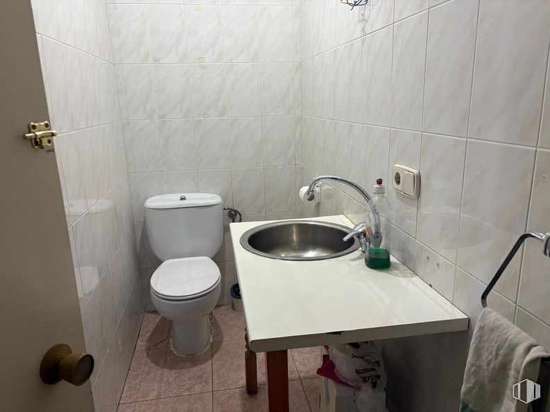 Local en alquiler y venta en Zona El Cigarral, Algete, Madrid, 28110 con fregadero, grifo, accesorios de fontanería, asiento del inodoro, lavabo, cuarto de baño, suelo, inodoro, suelos y fontanería alrededor