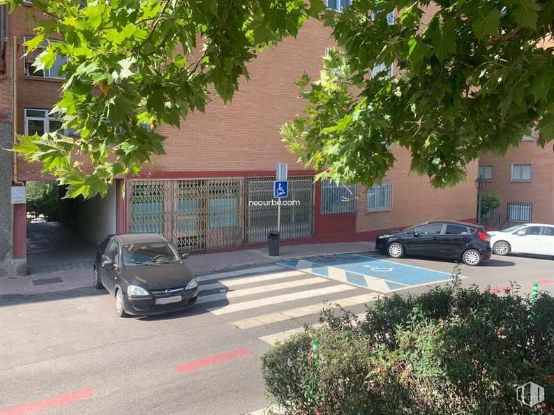 Retail for sale at Calle Agustín Rodríguez Sahagun, Ávila, 05003 with car, land vehicle, plant, wheel, vehicle, tire, window, road surface, asphalt and motor vehicle around