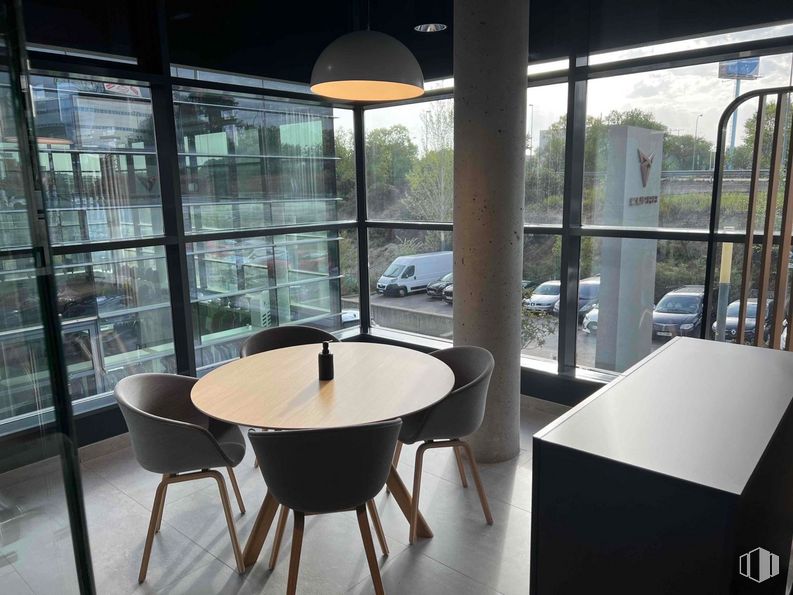 Local en alquiler en Avenida Fuencarral, Alcobendas, Madrid, 28108 con silla, lámpara, alumbrado, coche, mesa de cocina y comedor, mesa, mueble, luz, planta y interiorismo alrededor