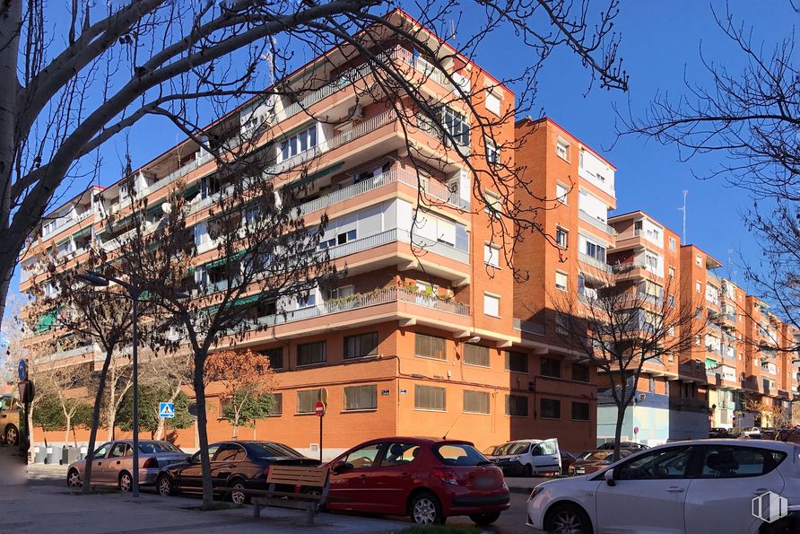 Retail for sale at Calle Virgen de Icíar, 17, Alcorcón, Madrid, 28921 with car, building, tire, wheel, automotive parking light, land vehicle, sky, vehicle, tree and window around