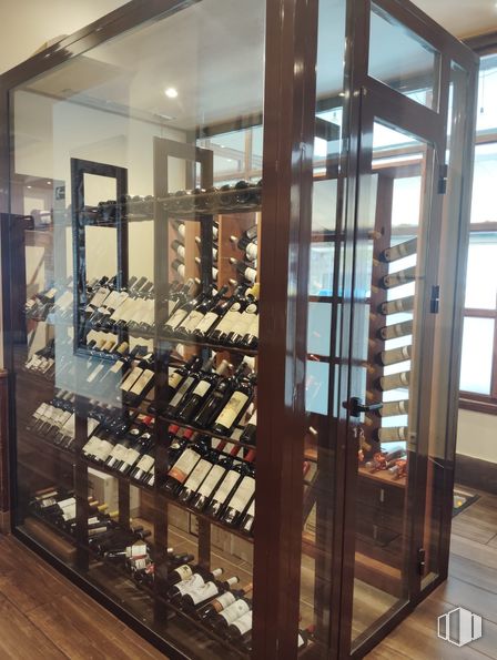 Retail for rent at Calle Luis Buñuel, Pozuelo de Alarcón, Madrid, 28223 with shelving, shelf, wine rack, wine cellar, glass, alcoholic drink, winery, bottle, hardwood and liquor store around