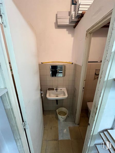 Local en alquiler en Zona Antonio Machado, Moncloa - Aravaca, Madrid, 28035 con fregadero, inodoro, asiento del inodoro, accesorios de fontanería, cuarto de baño, edificio, lavabo, morado, accesorio y suelo alrededor