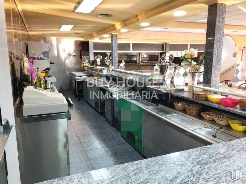 Retail for sale at Avenida Castilla-La Mancha, Illescas, Toledo, 45200 with building, interior design, flooring, floor, houseplant, plant, countertop, retail, event and room around