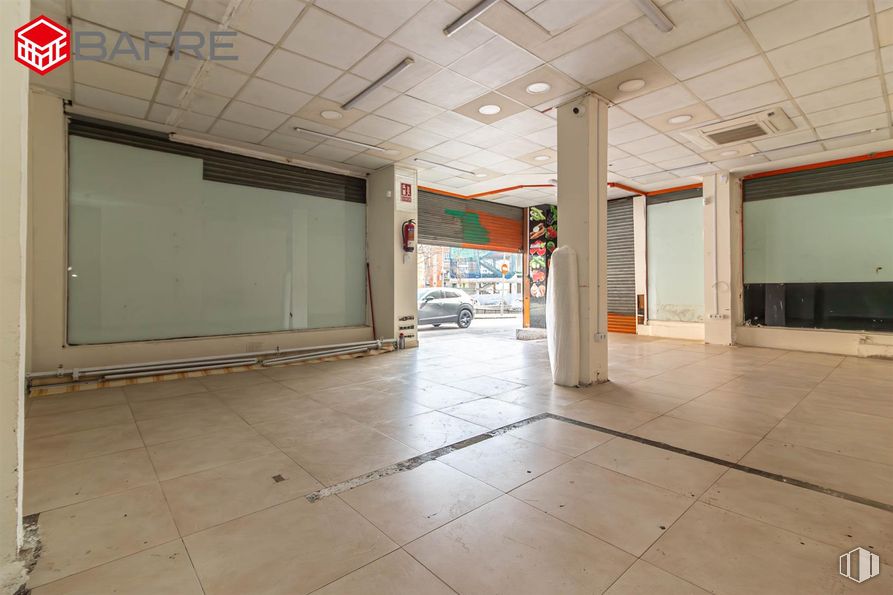 Retail for rent at Calle Antonio Salvador, Usera, Madrid, 28026 with flooring, floor, ceiling, interior design, composite material, tile flooring, concrete, glass, transparency and building material around