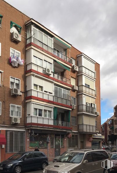 Local en alquiler en Calle Sierra de Gredos, 28, Villa de Vallecas, Madrid, 28031 con coche, edificio, ventana, neumático, rueda, vehículo terrestre, nube, cielo, vehículo y luz de estacionamiento automotriz alrededor