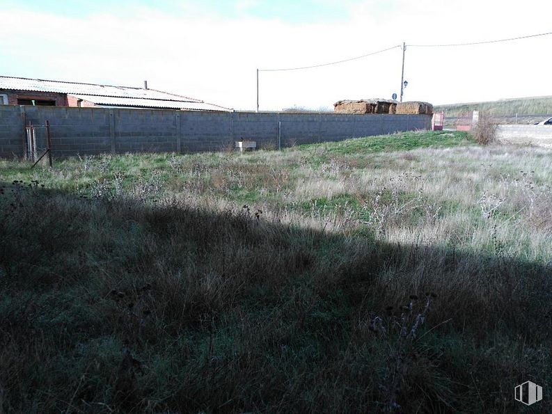 Industrial for sale at Nave Blascosancho, Blascosancho, Ávila, 05290 with sky, cloud, plant, land lot, asphalt, slope, grass, grassland, plain and landscape around