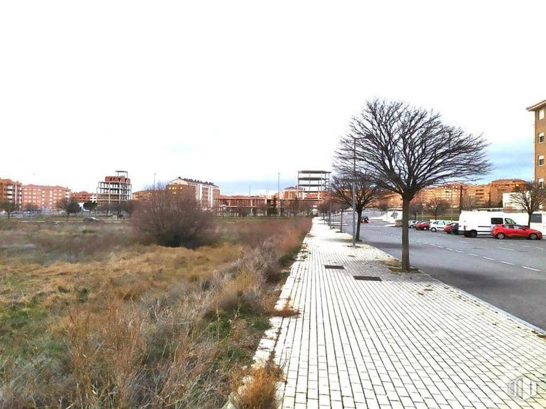 Land for sale at Calle Tornadizos, Ávila, 05003 with building, sky, plant, window, road surface, cloud, urban design, grass, thoroughfare and tree around