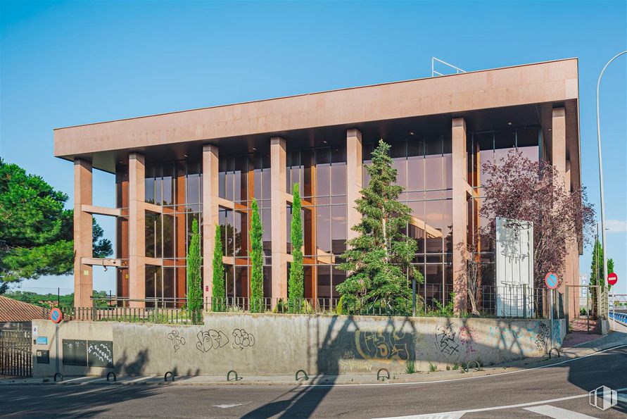 Oficina en alquiler en Calle Navaluenga, 2, Las Rozas de Madrid, Madrid, 28230 con edificio, cielo, árbol, sombra, planta, diseño urbano, madera, zona residencial, fachada y edificio comercial alrededor