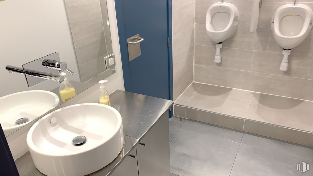 Oficina en venta en Calle Marqués de Monteagudo, 22, Salamanca, Madrid, 28028 con inodoro, fregadero, grifo, espejo, accesorio de fontanería, blanco, lavabo de baño, baño, negro y morado alrededor