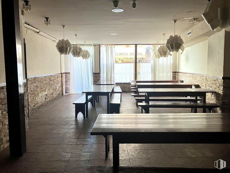 Local en alquiler y venta en Plaza de España, Las Rozas de Madrid, Madrid, 28230 con lámpara, mesa, mesa de trabajo, alumbrado, suelos, suelo, interiorismo, techo, madera dura y restaurante alrededor