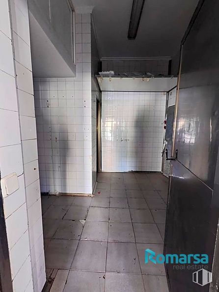 Retail for rent at Plaza Calderón de la Barca, Segovia, 40004 with fixture, flooring, floor, composite material, building, tile flooring, glass, ceiling, concrete and rectangle around