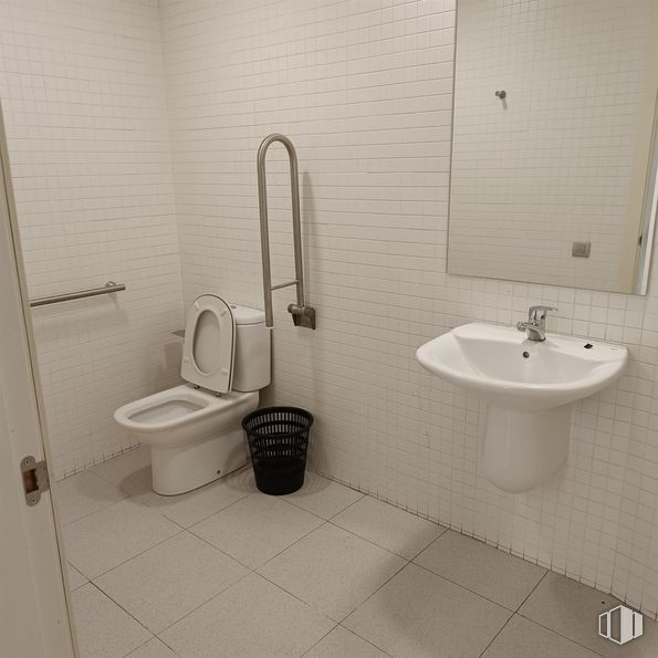 Retail for rent at Zona céntrica, Móstoles, Madrid, 28931 with toilet, sink, property, plumbing fixture, tap, purple, bathroom, bathroom sink, interior design and fixture around